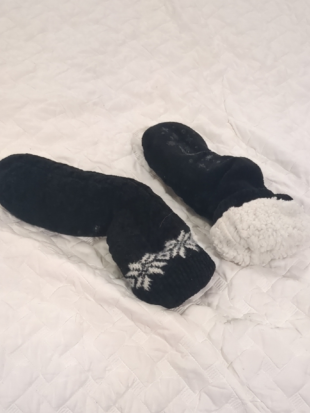 Cozy Black Sherpa-Lined Sockswith Snowflake Detail